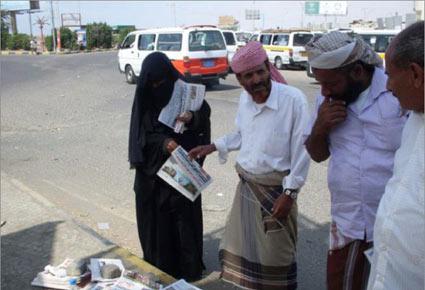 خليجية تبيع الصحف للمارة